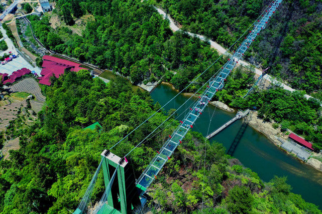 安徽的大峡谷,有 "华东第一大峡谷"美誉,峭壁林立,飞瀑流泉