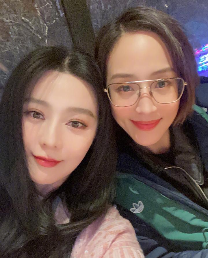 真友谊!范冰冰和张钧甯相约一起看展,一个精致女神一个素颜女神