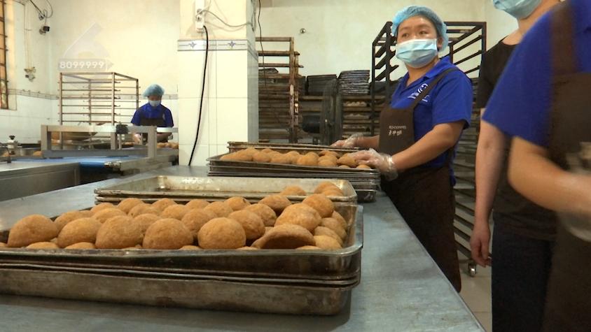 脏乱差,云南一月饼作坊加工过程让人反胃!_腾讯新闻