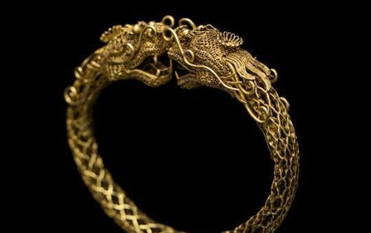 红楼梦里的虾须镯是什么样子的价值如何这里有个实物