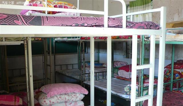 江苏某中学宿舍住36人,在拥挤不堪的同时,每人还要缴费七百元
