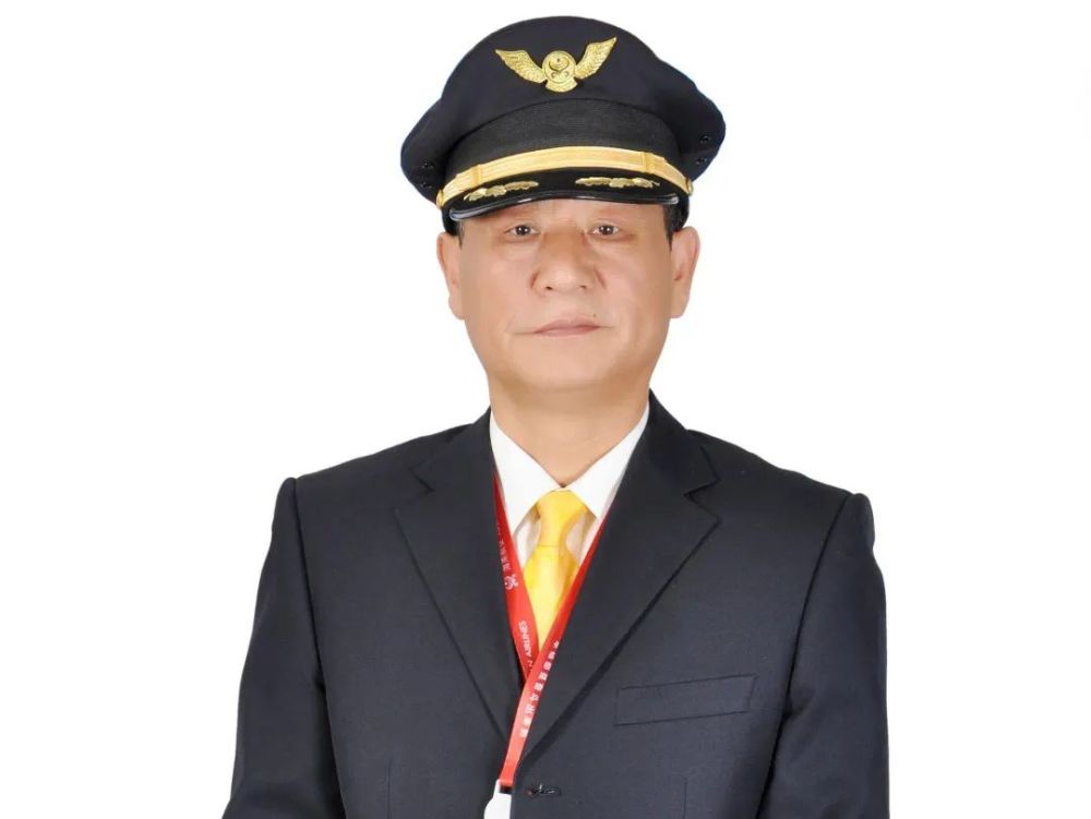 机长翟甲新初心如磐使命在肩