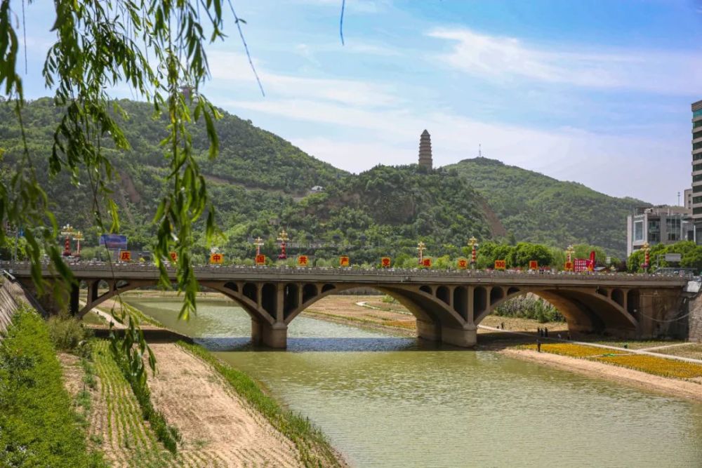 宝塔山和延河大桥.智库支持,在持续发力.