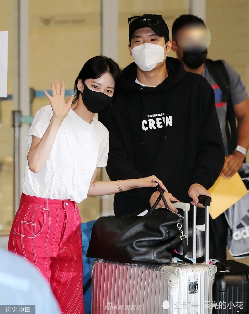 40岁韩艺瑟穿白t恤红裤青春时尚 亲密挽男友对镜比心秀恩爱