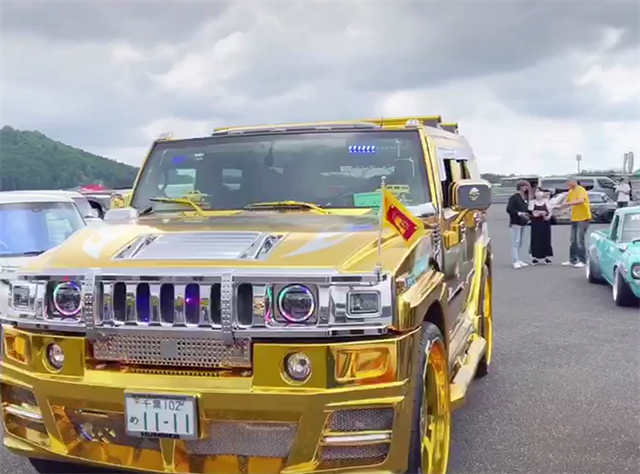 剪刀门的悍马h2你见过吗全车土豪金但在国内难上路