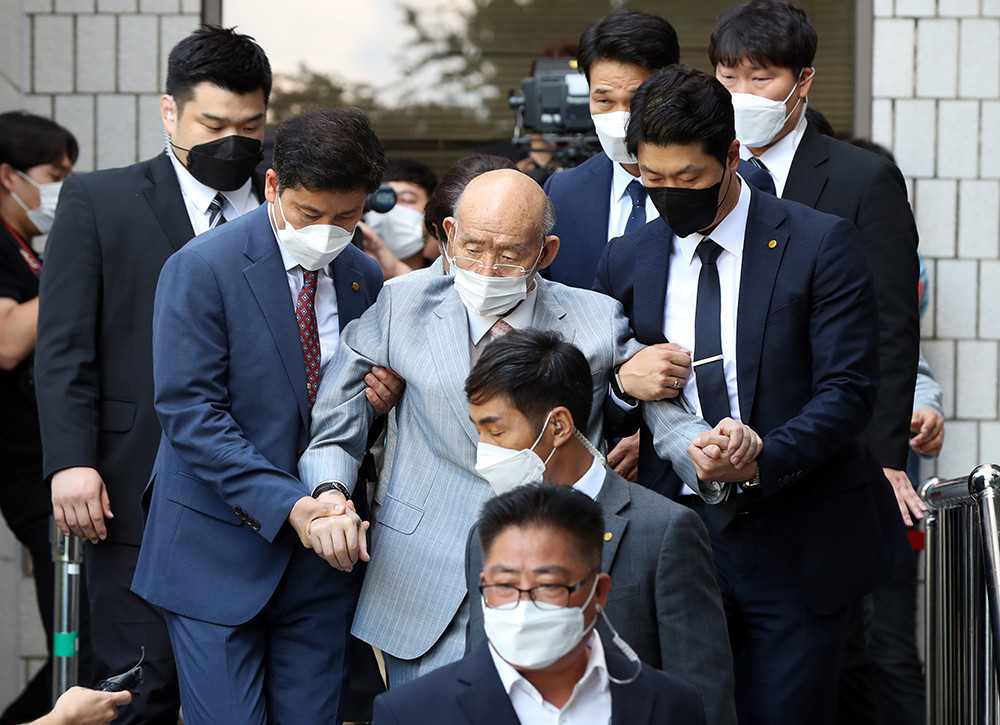 诋毁死者名誉的韩国前总统全斗焕9日下午在光州地方法院出庭受审时