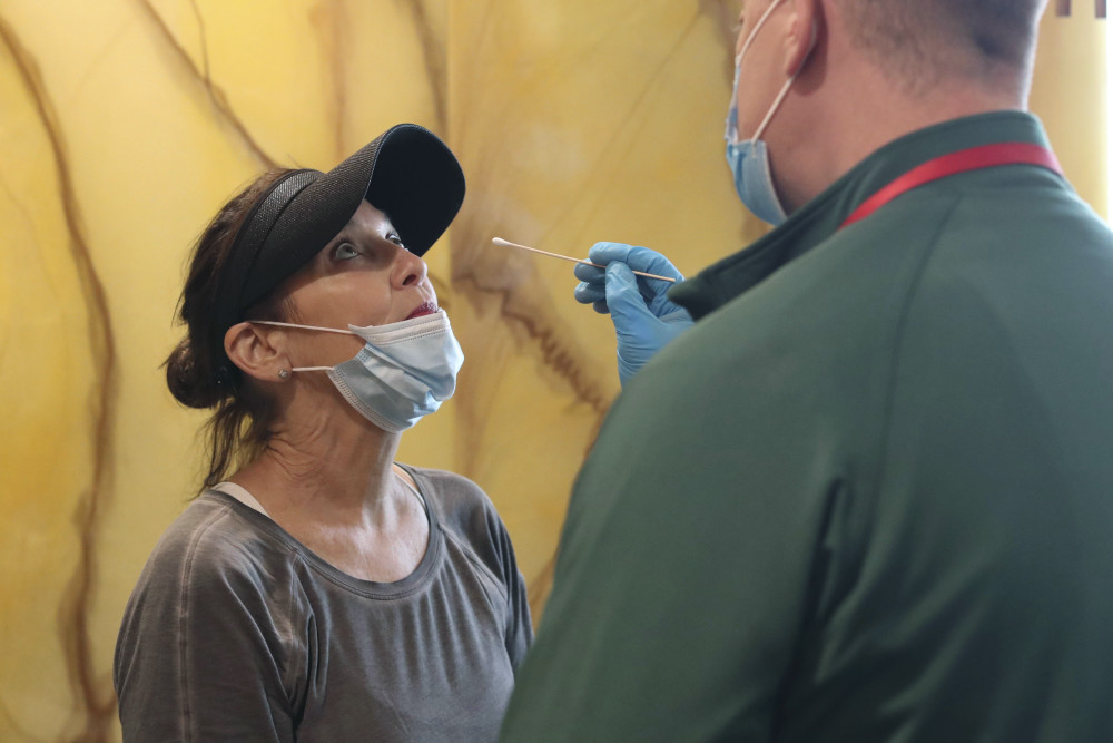 8月9日,一名女子在美国纽约州布法罗接受新冠检测.新华社/美联