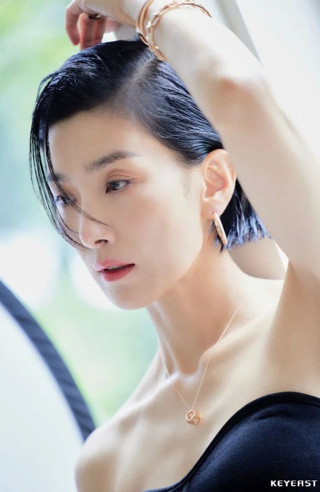 韩星金瑞亨飒爽风格杂志大片