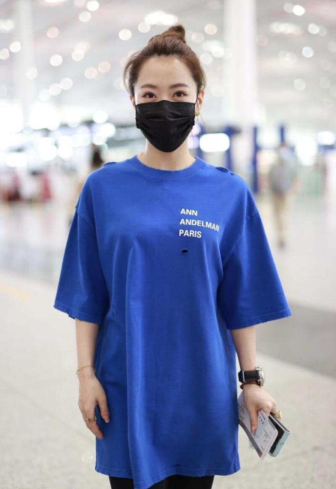 白冰真是"妈系女神"代表,穿蓝t恤配打底裤超减龄,不像80后