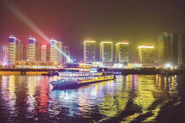游客夜游长江. 记者景卫东图(资料图片)