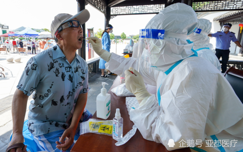 不规范,现场组织混乱,导致多人在该检测点与一名确诊密切接触后被感染