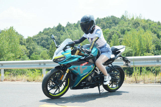 小姐姐聊车春风250sr为什么能深得女骑士青睐