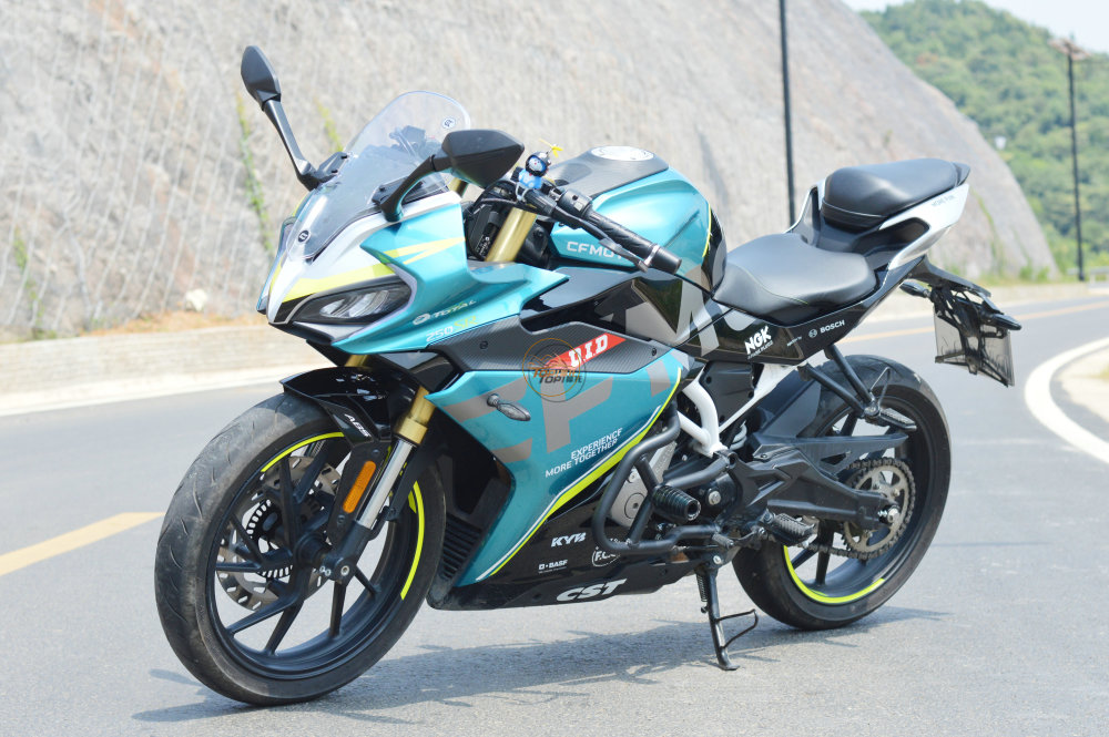 其实更贴合春风的品牌主题,但是橙色更骚气,因为是durex的同款配色