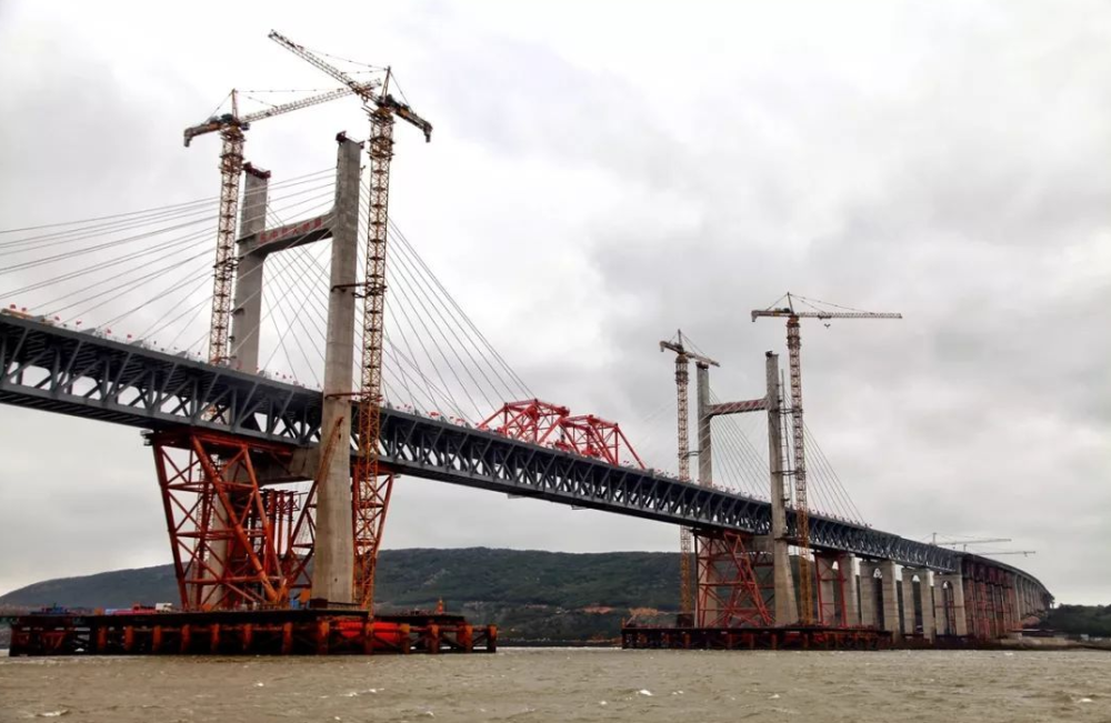 中国投资147亿四万人奔赴台湾海峡建成首座公铁两用跨海大桥