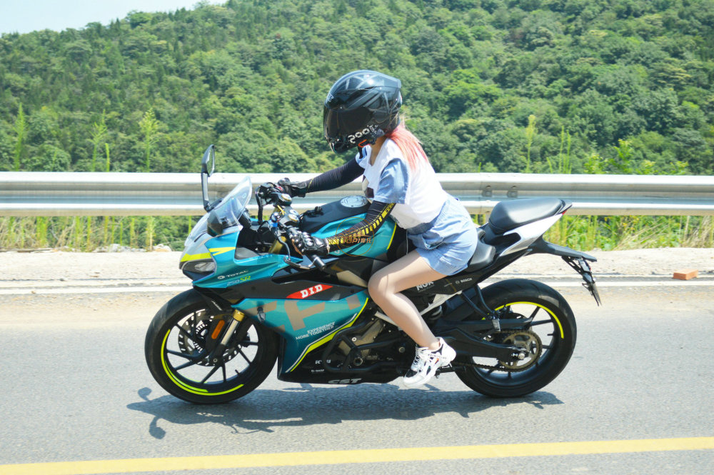 小姐姐聊车:春风250sr为什么能深得女骑士青睐?