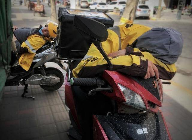 缺少社保的外卖小哥,没有"摔倒"自由