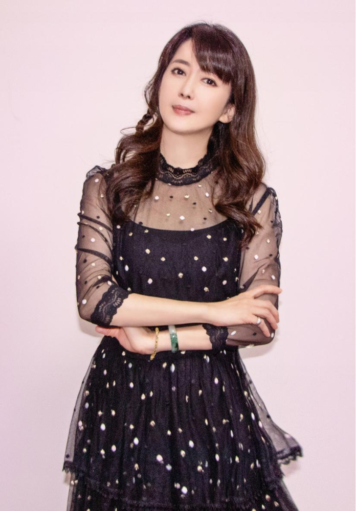 52岁孟庭苇不服老,穿白色连衣裙还有"少女感",阿姨辈里少见