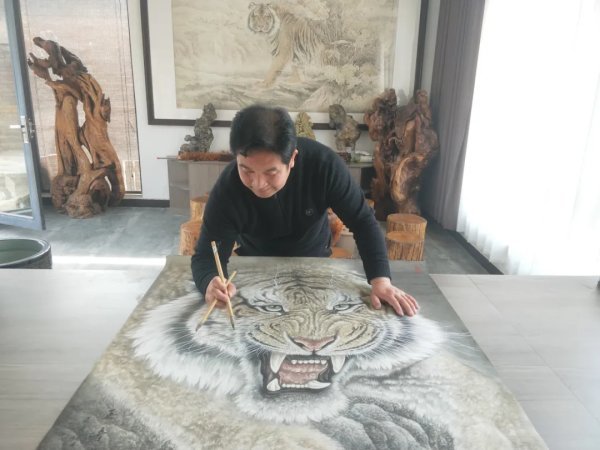 河南民权画虎村靠画虎年入过亿35岁村支书直播卖画月入过50万