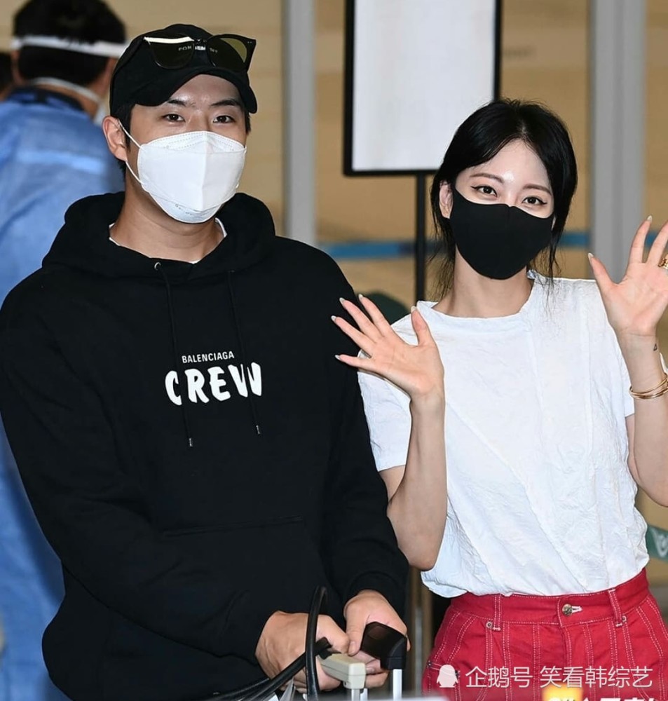 韩艺瑟与男友柳成宰结束日程回国两人无名指上戴着情侣戒指引人注目