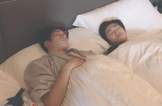 宋亚轩躺刘耀文床上接受采访,两人坐姿值得细品,cp粉嗑到了真糖_腾讯