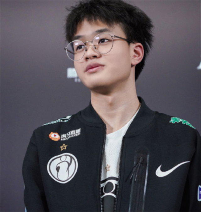 ig队员终于开播却自曝战队压根没放假选手继续排位或者健身
