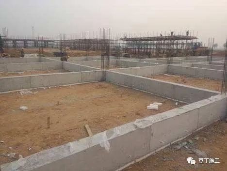 时,基础沿墙身设置,多做成长条形,这类基础称为条形基础或带形基础