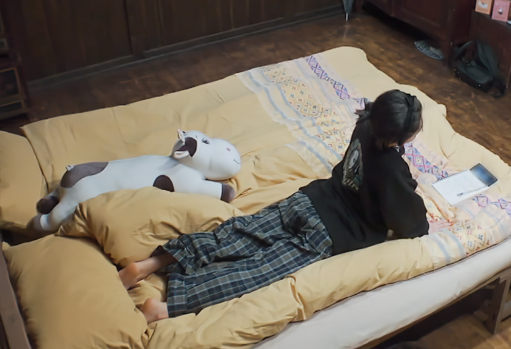 张子枫在床上看书,她的"趴姿"值得全网女生模仿,瘦是有原因的