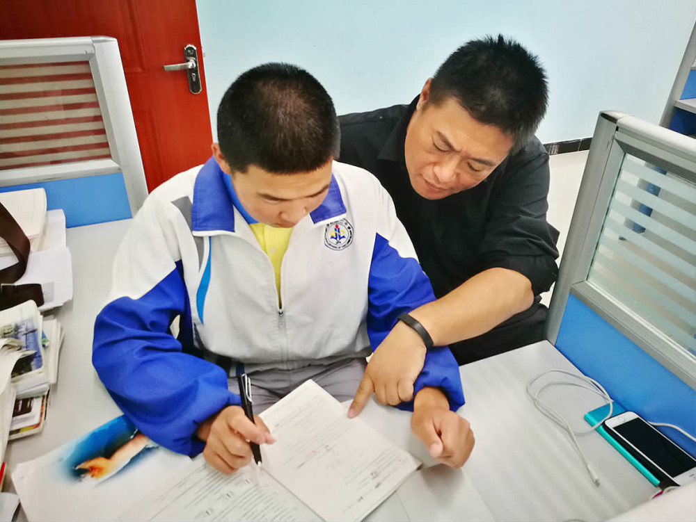 教师给子女补课家长建议禁止官方回复了老师辅导子女有错吗