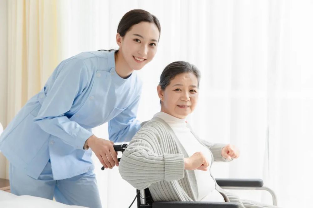 北京朝阳医院陪护中心工作人员:(护工)都是通过这儿的,基本家属都不让