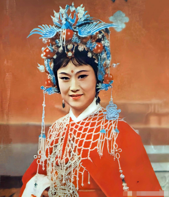 王文娟奶奶德高望重,曾饰演林黛玉,春香,孟丽君等,是昔日的一代"顶流"