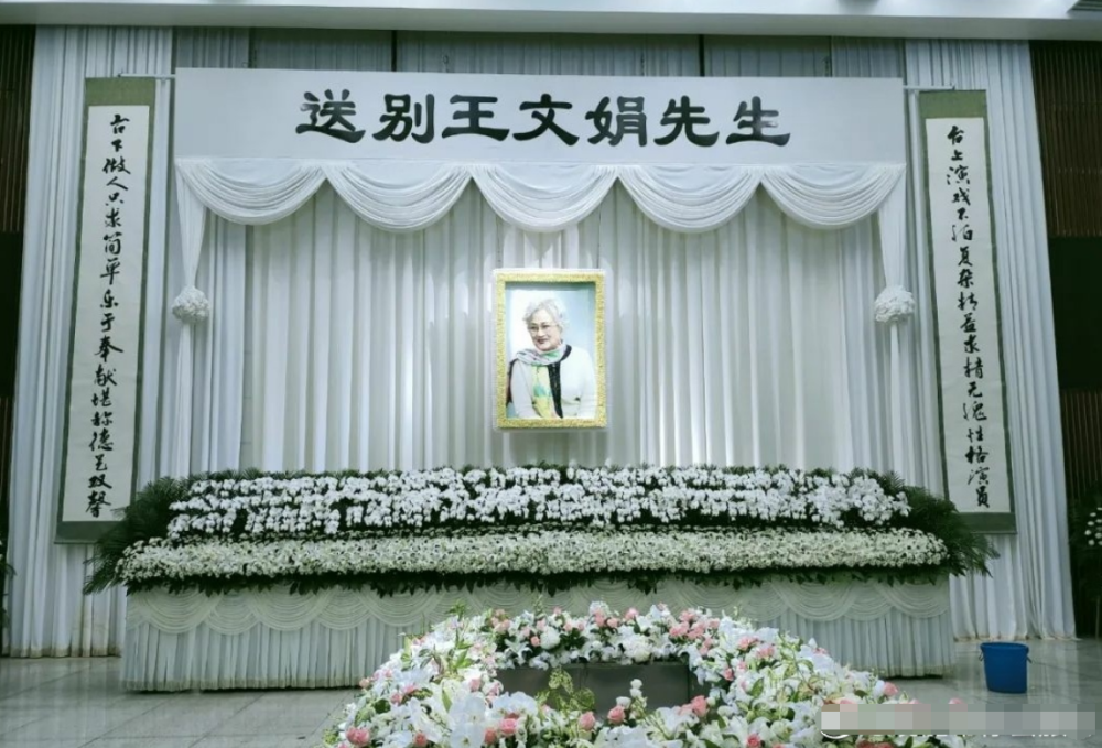 作为越剧"王派"艺术创始人,王文娟桃李满园,学生所送花圈整齐放在灵堂