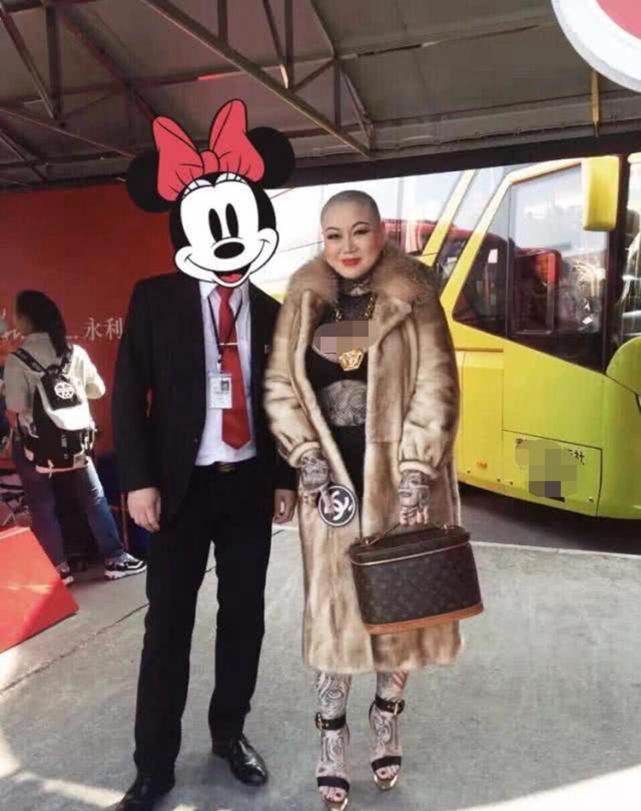 其实一开始这位富婆在网上晒自己的豪车照片时,很多人都认为她并不是