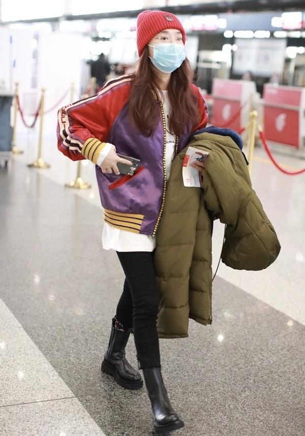 玲花一家三口合体走机场,私下穿得低调随性,女儿和妈一个发型