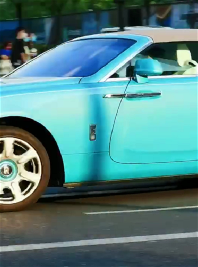 杭州某传媒学院校花上街座驾劳斯莱斯敞篷全车蒂芙尼蓝上街回头率高