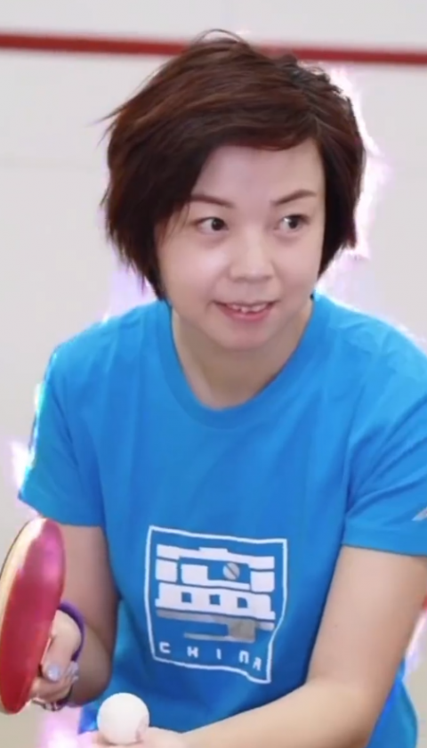 张怡宁发面带微笑打球视频网友笑挺好看的但是下次打还是别笑了孩怕