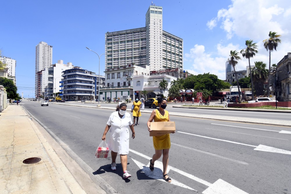 8月9日,在古巴首都哈瓦那,一名男子戴口罩出行