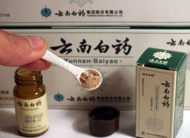 而云南白藥集團也研發出各類產品,除了藥膏,藥粉,噴劑,還推出一些日