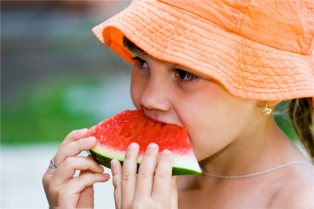 炎热天气给娃吃西瓜,许多细节家长没注意到,如何正确"吃瓜"?