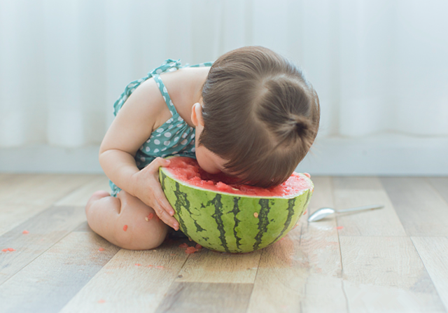 炎热天气给娃吃西瓜许多细节家长没注意到如何正确吃瓜