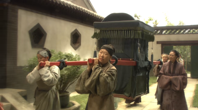 换"三四个十七八岁的小厮"当轿夫,可新版红楼中换成了几个婆子抬轿子
