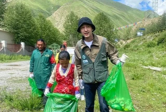 胡歌失踪1个月变拾荒者在青海公路旁捡垃圾默默做公益