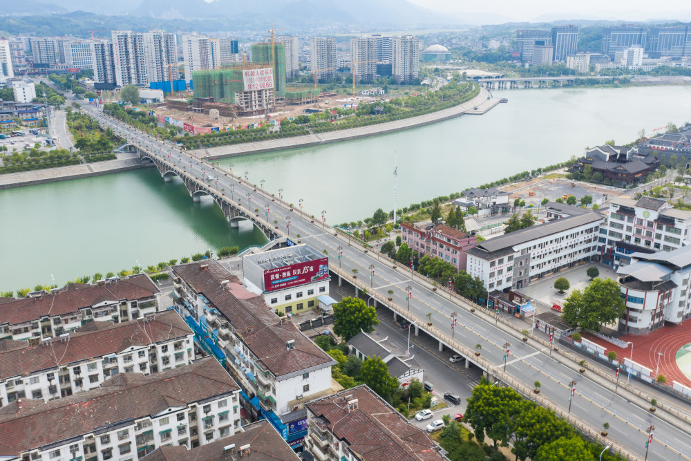 这是8月7日在湖南省张家界市永定区拍摄的观音大桥(无人机照片)
