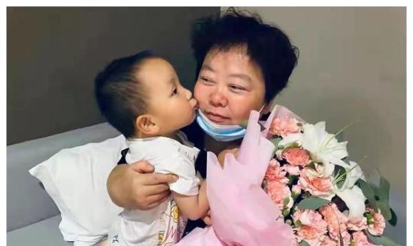 "错换人生28年"姚策妻子熊磊母亲节给"亲婆婆"送花,画面太美_腾讯新闻