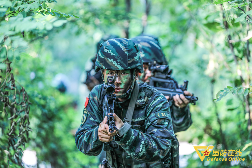 密林追踪通过染毒地带严阵以待借助建筑物攀登(国防在线·解放军新闻