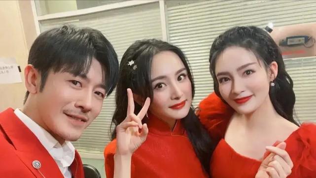 美女和多年好友合照也要被喷李沁发了春晚后台合照被怼排挤金晨