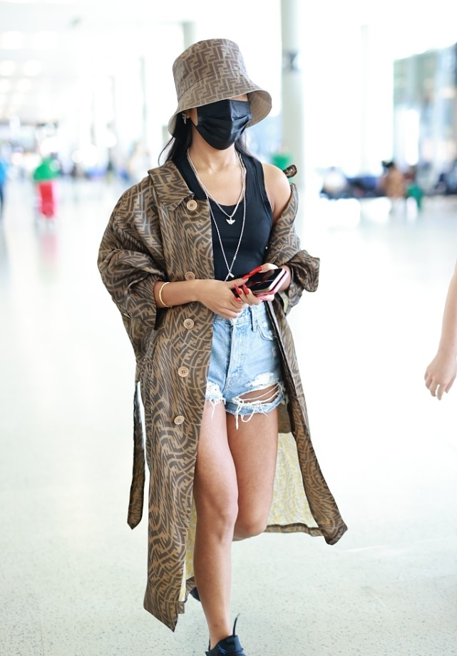 吉克隽逸"黝黑肤色"别具一格,火辣穿搭更撩人,人格魅力好强