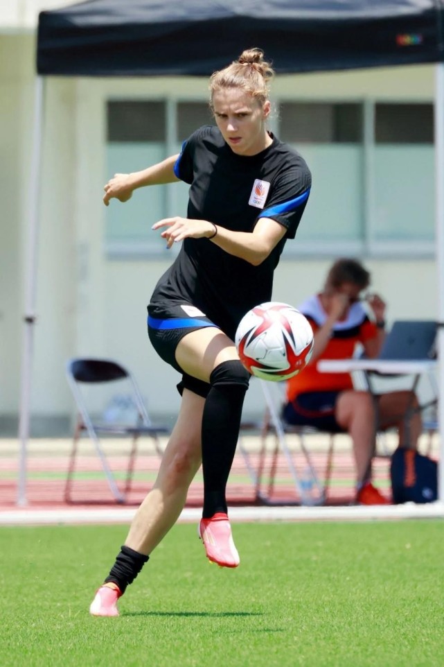 米德玛能力的突出以及她脚下阿迪达斯x speedflow 足球鞋的优秀,其实