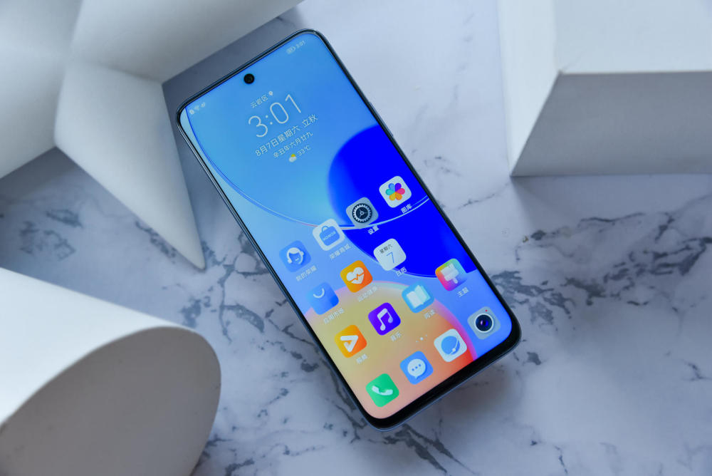 荣耀play5tpro上手体验千元机拥有超高屏占比颜值飙升