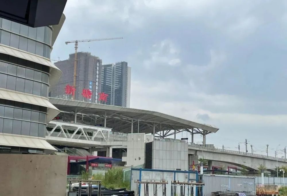 途径凯达尔广场新塘站的地铁13号线正式开通,它是打通增城与广州老