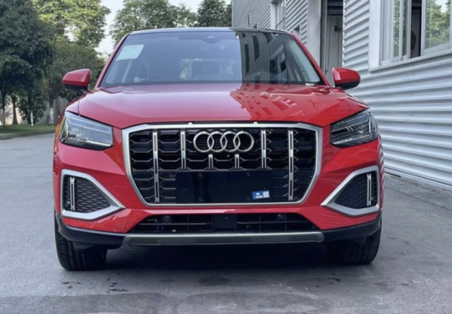 新款奥迪q2l到店实拍外观细节升级更换新样式头灯第三季度上市